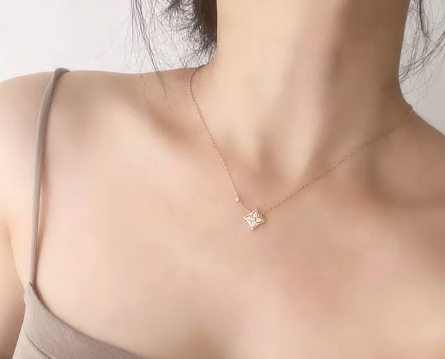 Includes counter packaging, V-gold material, Lv square full diamond necklace. The Qixi Festival is so beautiful! With your love, select a star shaped monogram flower carved in 18K gold for her, sparkling diamonds, and embellished with pink gemstones 