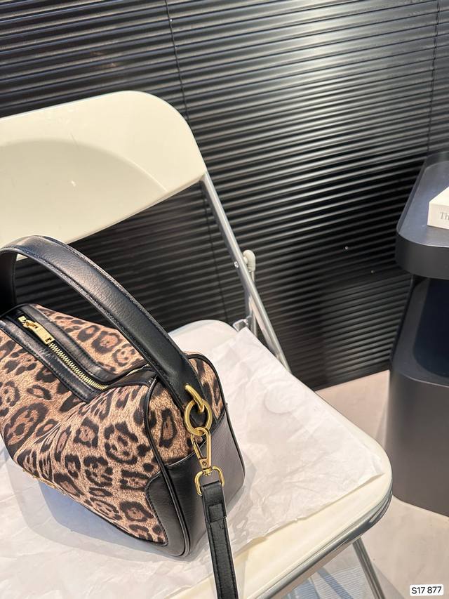 Paired with a box, the Saint Laurent handbag is a hot and stylish new item that looks great when you go out. Size 28 20 item number has been redesigned 877