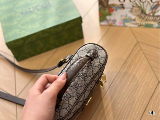 Gucci's new makeup bag comes with a box that can be carried by hand or slung diagonally. There are no age restrictions and the size is 21 * 13