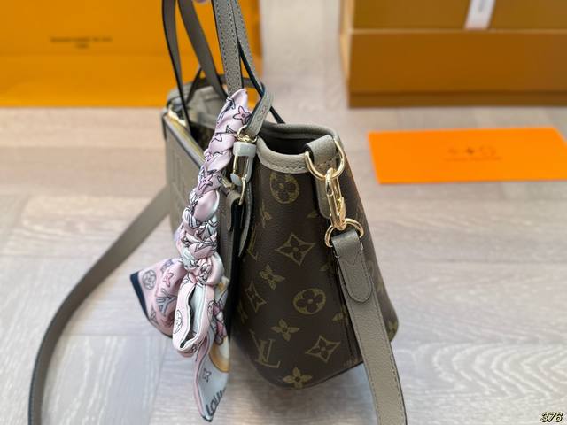 The new Lvneverfull shopping bag features a classic design with a double-sided detachable zipper bag that can be used separately or hung externally. Exquisite details are added to the dazzling metal parts. Size 19 16: