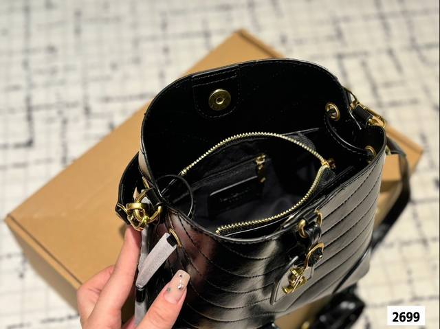 The Ysl bucket bag with the box is a hot, cool, and sweet new style that looks great when you go out. Size 21.20