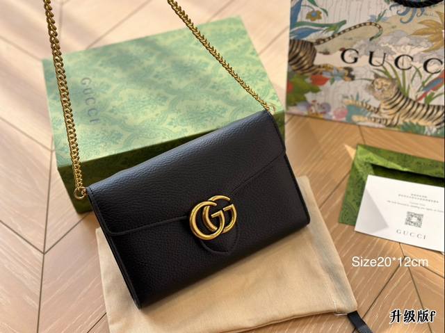 I had a huge conflict between the Gucci Wine God mini and the WoC, and finally decided to buy a slightly larger one!! At first glance when I came back, I didn't think I made the wrong choice. The stir fried chicken stick has a large capacity and high