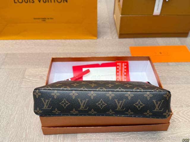 Lv's new hand-held bag comes with a box that is loved for daily use. It is versatile, classic, and simple in size 29 19 :