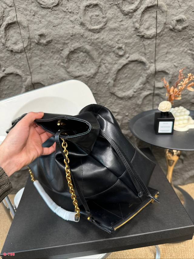 Pack the box! Size 35.31: The Saint Laurent Jamie handbag has a high-quality texture, super large capacity, and durability