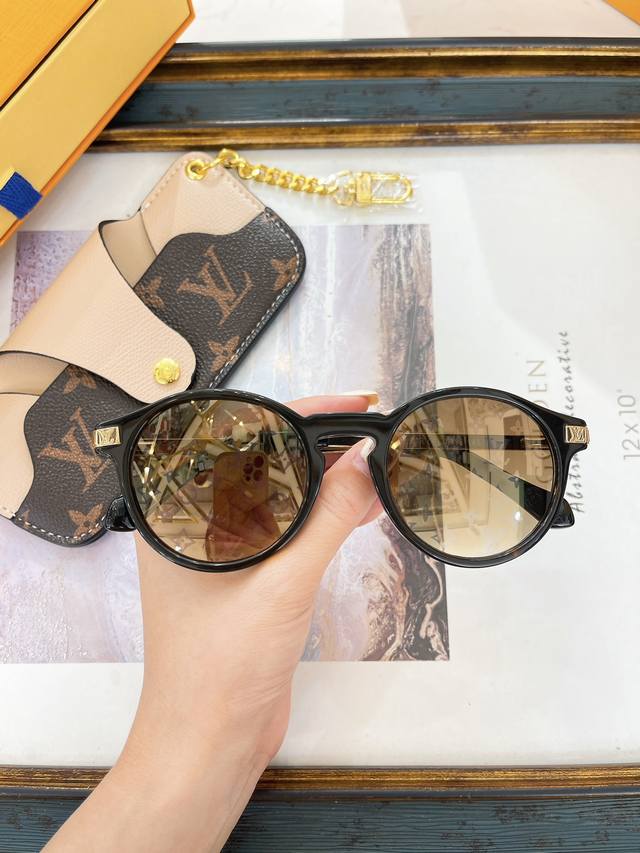 Louis Vuitton * Model: Z3108U Size: 60 Ports 16-145