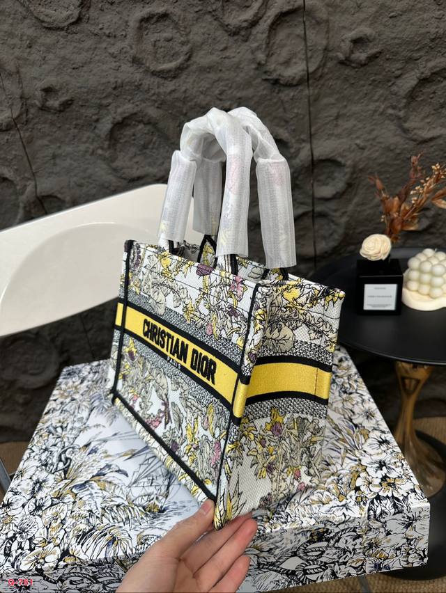 Small size 21.20cm, medium size 35.27cm, large size 41.34cm, original single Dior shopping bag with folding box. This year's heavyweight counter classic explosive will be different from handsome and elegant: