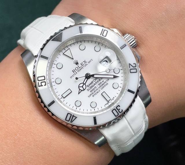 Rolex is a top tier toy drug. If you don't like street watch water ghosts, he is definitely your kindred spirit. Using Rolex's most classic underwater series, the Water Ghost, as the prototype, after a secondary modification of the rim, and then inla