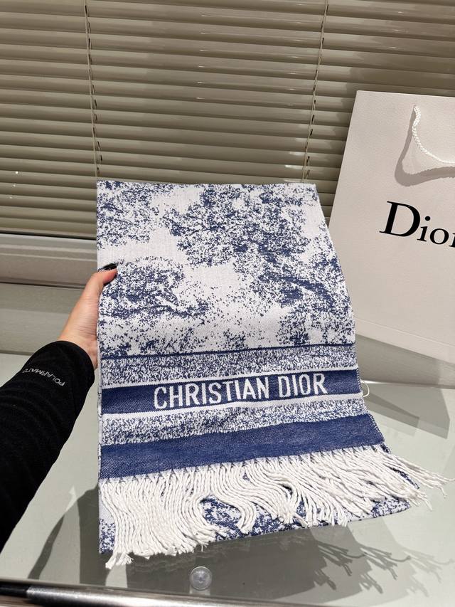 The new autumn and winter college style double-sided scarf has a thick, soft and super versatile feel, making it a fashionable item that can be used as a scarf or shawl! One side is decorated with the 