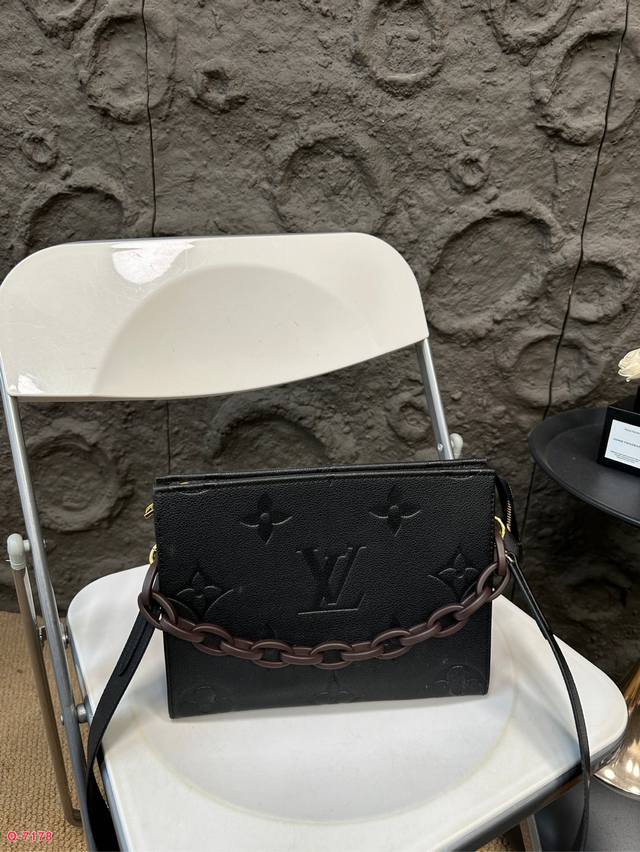 Lv embossed toiletry bag shoulder bag is a must-have for daily travel. It has a large capacity and good appearance. Online size: 26.20cm
