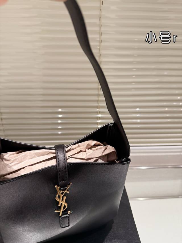 Small original Ysl Saint Laurent shopping bag. I can't help but admire her Ysl Saint Laurent shopping bag. I can't help but admire how beautiful she is. A must-have street item for stylish and trendy women, Ysl Saint Laurent shopping bag with a brand