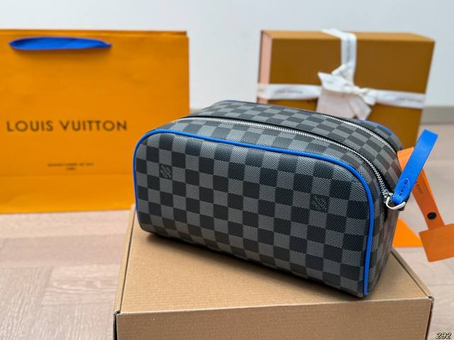 Airplane Box Lv New Makeup Bag Super Practical Makeup Bag Lv Double Zipper Handbag, a favorite of big brand stars, size 26 14: