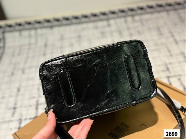 The Ysl bucket bag with the box is a hot, cool, and sweet new style that looks great when you go out. Size 21.20