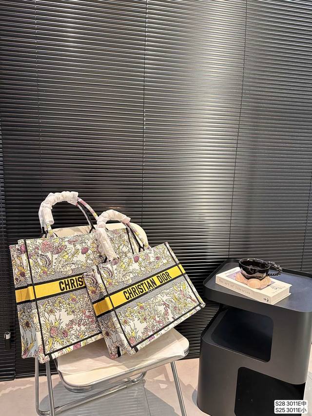 Large and medium-sized Dior Tote limited edition embroidered tote bag. The runway show is super beautiful The visual perception of artworks Quantity rare Size: Large 41 35 Medium 36 27 Item number 80025:
