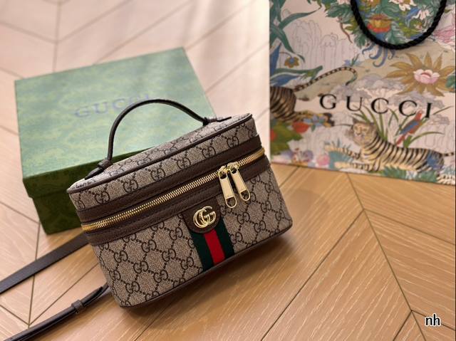 Gucci's new makeup bag comes with a box that can be carried by hand or slung diagonally. There are no age restrictions and the size is 21 * 13