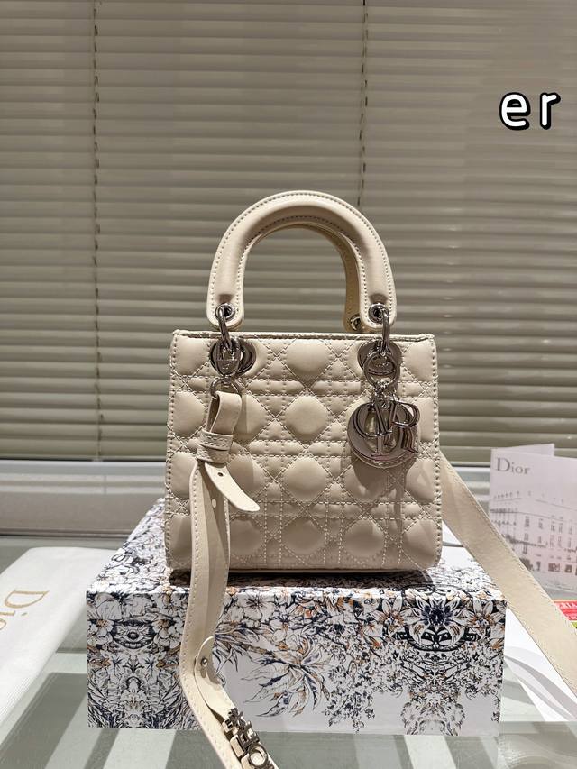 The Dior Concubine Bag Lady comes with a sheep tendon inside and is carefully crafted in sheepskin leather for a medium size design. It is paired with detachable chain shoulder straps and adjustable leather shoulder straps, making it an ideal choice