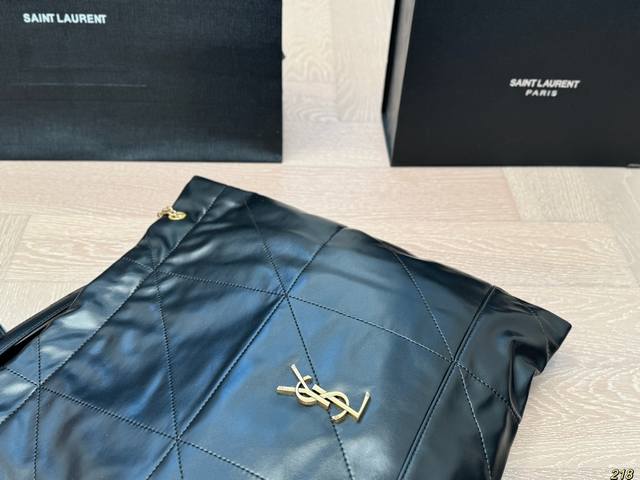 Saint Laurent ysl Tote bag hidden Rocket appears! I am particularly satisfied with the commuting bag and have been tempted ten thousand times!! Super Super Super Rocket's commuting bag texture is really wow highly recommended!!! Size 36 36