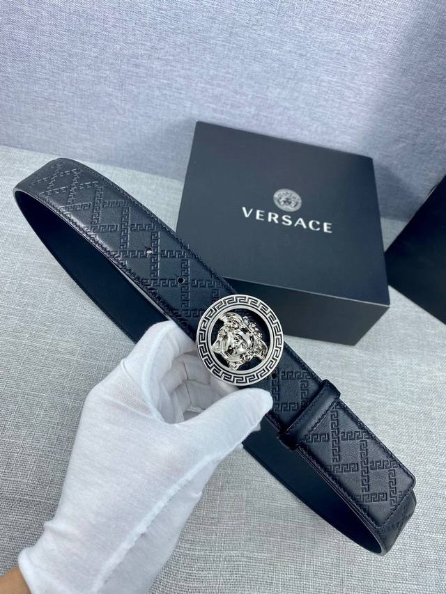 Width 4.0cm Versace Head Logo: The 3D hollowed out Medusa on the belt buckle gives this Palazzo belt a high level of recognition. Belt made of cowhide at the top layer