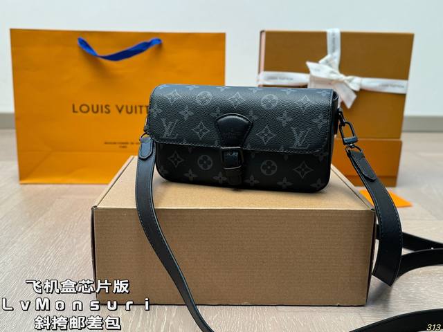 The airplane box chip version Lvmonsuri crossbody messenger bag is the latest spring and summer Montsouris series men's small shoulder bag. The square and long bag shape has a bit of a baggy smell. The overall All Black design is really cool: