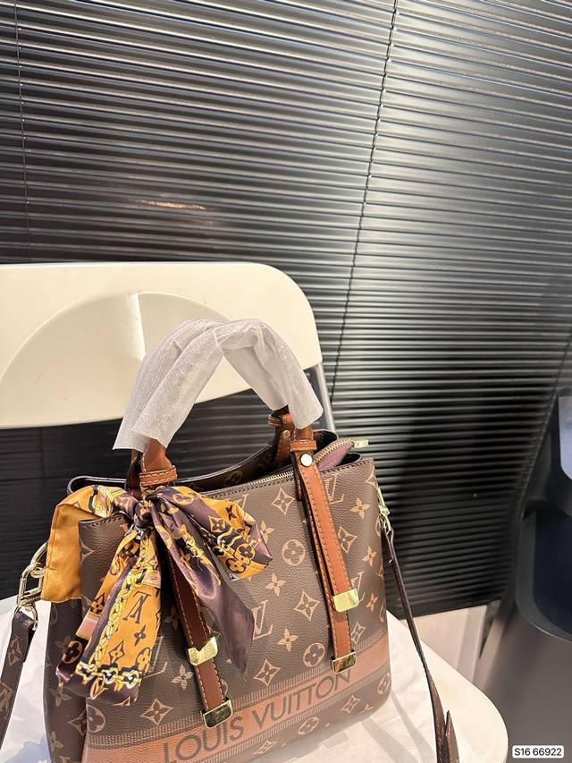 The Lv bucket bag is really simple. The more you look at it, the better it looks. The capacity is very touching and easy to hold daily carry on items. Size: 28 23, item number 66922. Revision: