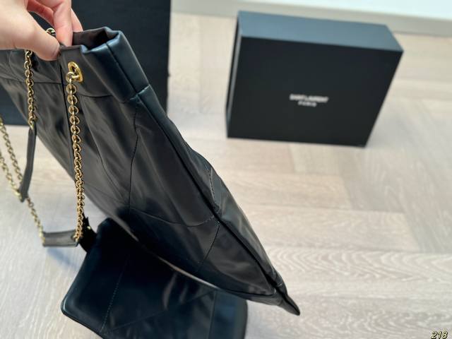 Saint Laurent ysl Tote bag hidden Rocket appears! I am particularly satisfied with the commuting bag and have been tempted ten thousand times!! Super Super Super Rocket's commuting bag texture is really wow highly recommended!!! Size 36 36