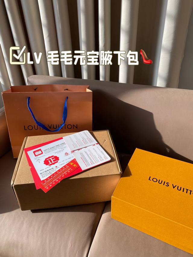 Paired with a folding box Lv Mao Mao Yuanbao armpit bag and an extension strap, it can be worn on one shoulder or diagonally, making it really easy to move around, soft and casual, and easier to match. I really fell in love at first sight. Don't be f