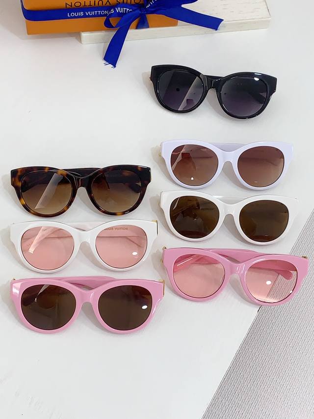 Louis Vuitton * Model: Z2422 Size: 53 Port 20-140