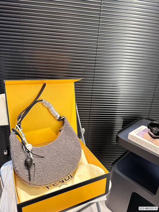 The logo metal design at the bottom of the large folding box Fendi half moon bag lamb wool armpit bag is really amazing. It's high-end, full and not boring! Size: Large 29 17 Item number Large 680201: