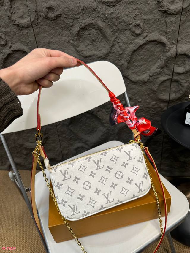 Paired with a folding box Lv Louis Vuitton and a silk scarf, this is a vintage mahjong bag under the armpit. It is exquisitely crafted and has an elegant shape that balances beauty and capacity. It is truly beautiful and durable, and can be carried f