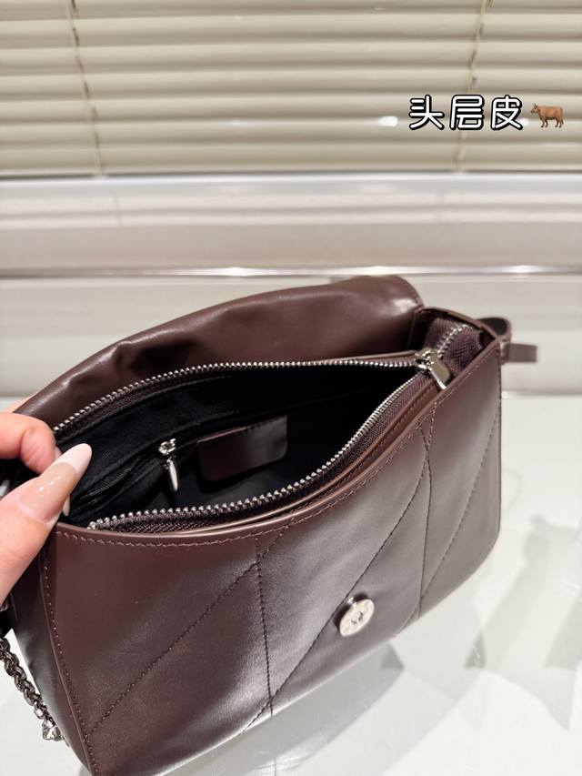 Top of the line original single head layered leather Ysl envelope bag is lazy, casual, and easy to carry, full of surprises on the back and body. A size of 23 16Cm