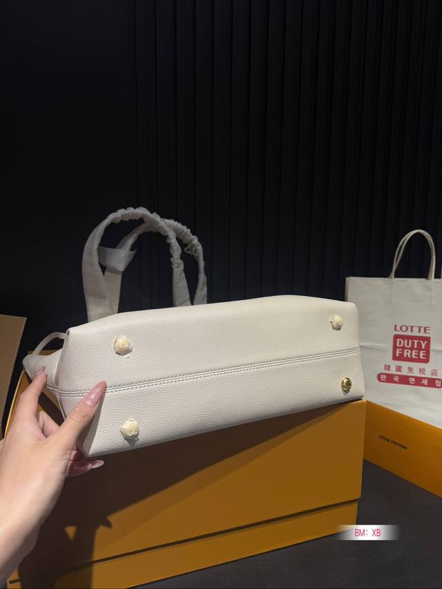 Chip version with folding gift box Lv lock head armpit new product launched tote bag, the end of the looseness is the soft cowhide material of hobo, and the detailed design of the lock head presents a lazy yet exquisite French style