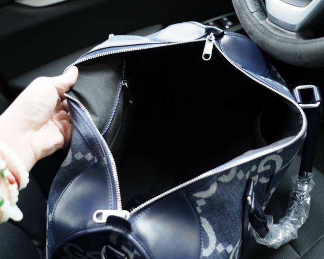 Gucci official website synchronizes high version travel backpacks to compete for global orders with excellent quality. Non market ordinary goods are made of imported fabrics that are classic, wear-resistant, practical, scratch resistant, and truly tr