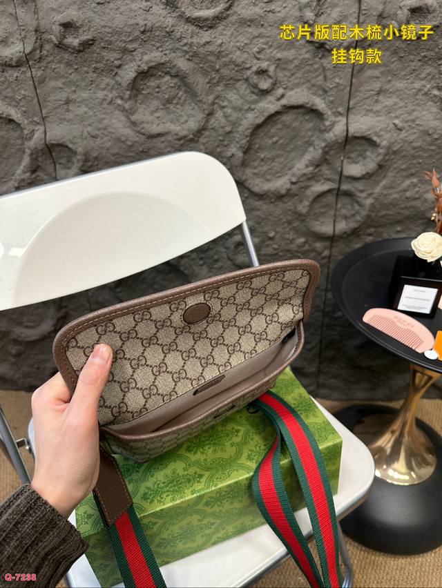 Paired with a folding box, Gucci Cool 24 new four button hook style tiger head waist bag versatile Marmont Cool Tiger head printed shoulder bag slanted women's bag is so beautiful that it is beyond control. This year, it is leading the fashion trend