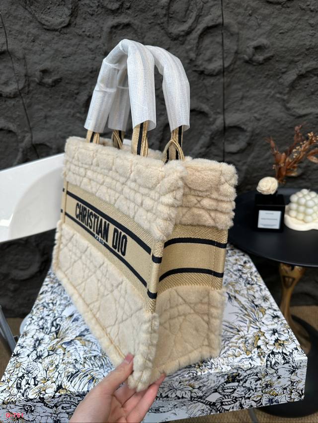 The large and medium-sized Dior tote autumn and winter fur collection is so cute, with a plush texture that touches the heart. The super beautiful black fur makes the entire bag very eye-catching, with a large capacity design and a concave shape arti