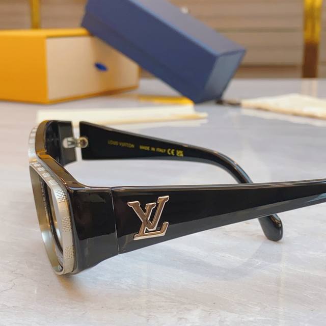 Louis Vuitton New Sunglasses, Model: Z2388E, Size: 57 Port 24-145