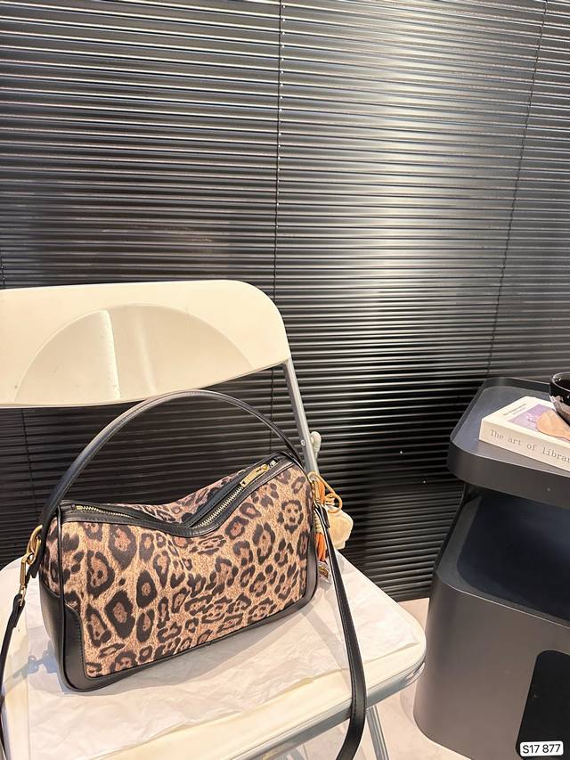 Paired with a box, the Saint Laurent handbag is a hot and stylish new item that looks great when you go out. Size 28 20 item number has been redesigned 877