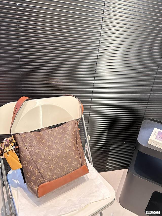 The Lv Bucket Bag is really simple, the more you look at it, the better it looks. The capacity is very touching and easy to hold daily carry on items. Size: 25 27 item number 20026, revised