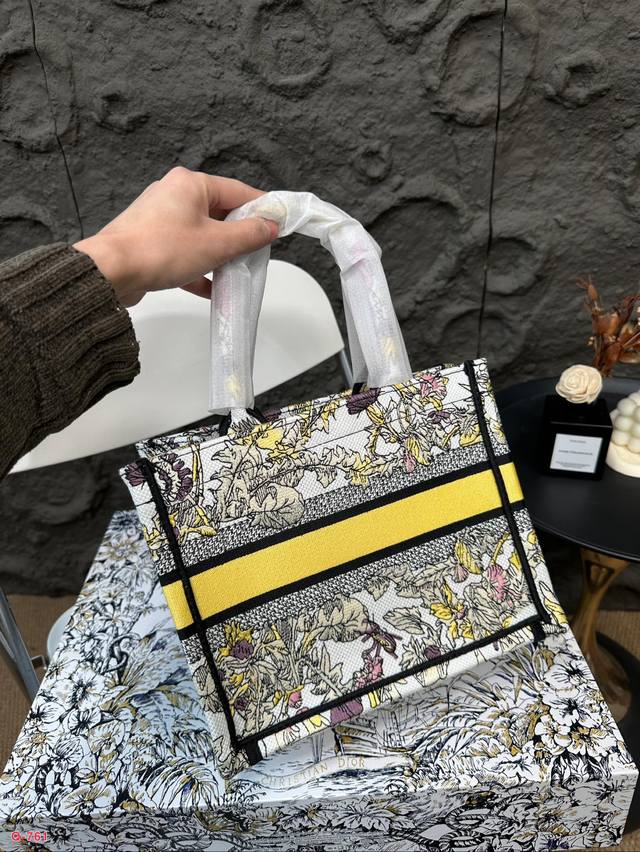 Small size 21.20cm, medium size 35.27cm, large size 41.34cm, original single Dior shopping bag with folding box. This year's heavyweight counter classic explosive will be different from handsome and elegant: