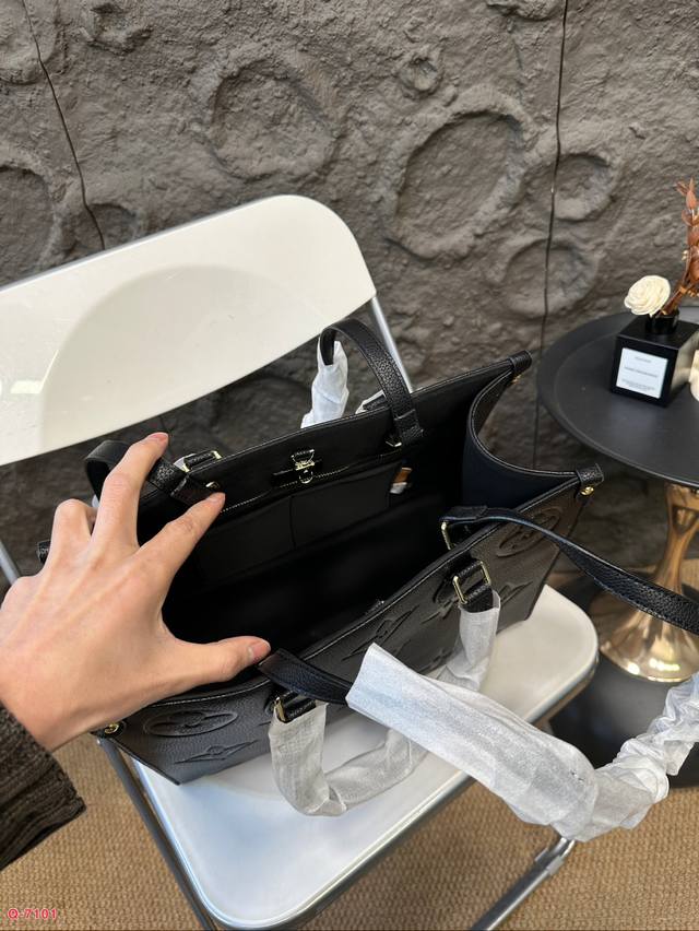 The Lv Onthego handbag tote bag is a cost-effective item that is very practical in both design and appearance. The large logo is super fashionable and not easily deformed, and the upper body has a great temperament. Size: 34.27cm: