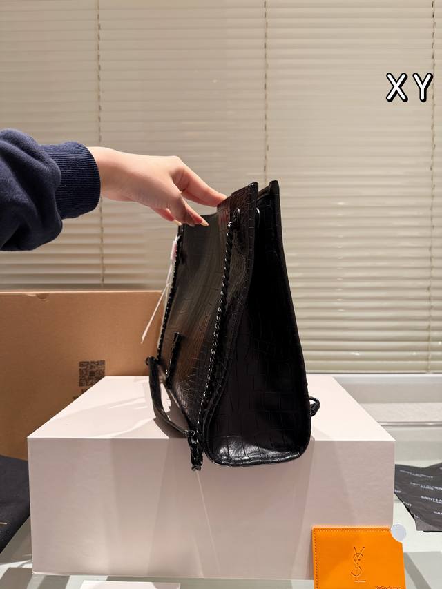 The leather version of Ysl Saint Laurent niki Shopping commuter bag is her Saint Laurent niki Shopping commuter bag. Amway doesn't need much more. The chain is sliding, so it can be extended to a large extent. It can be extended to 13 inches