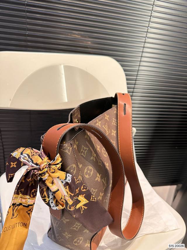 The Lv Bucket Bag is really simple, the more you look at it, the better it looks. The capacity is very touching and easy to hold daily carry on items. Size: 25 27 item number 20026, revised
