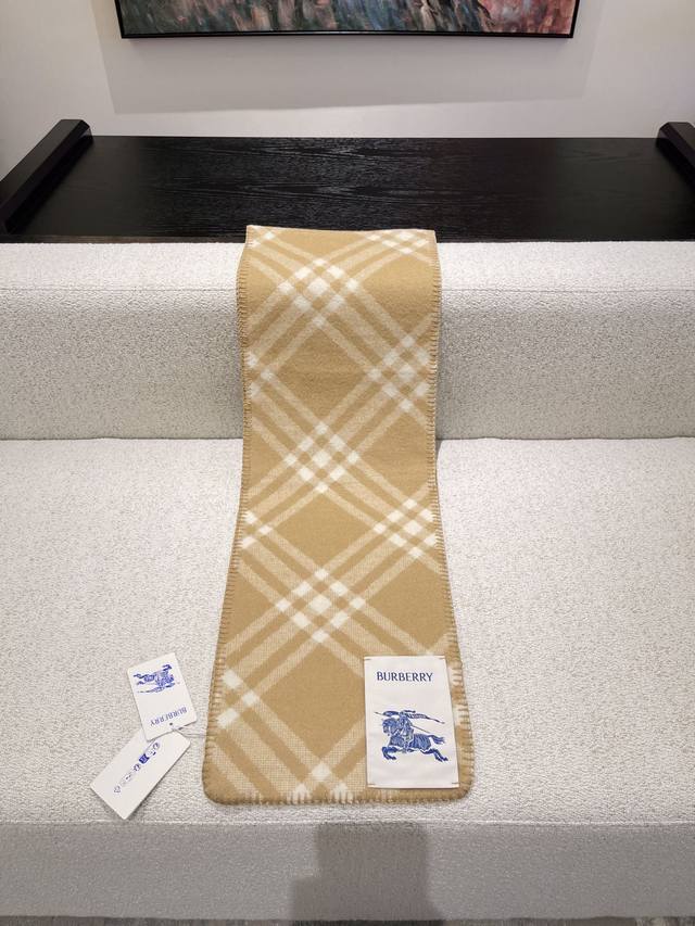 Gift box+5 Burberry plaid scarf is really amazing! Fashionable, unique, and warm with a perfect concave design to create an atmosphere. Don't miss out if you love personalized fashion! 100% sheep wool soft touch