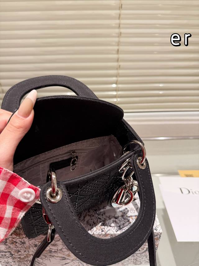 The Dior Concubine Bag Lady comes with a sheep tendon inside and is carefully crafted in sheepskin leather for a medium size design. It is paired with detachable chain shoulder straps and adjustable leather shoulder straps, making it an ideal choice