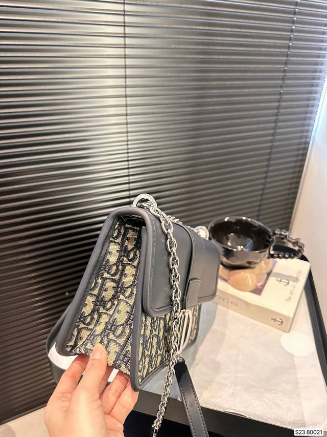 Dior Montaigne Classic is a fabric bag with timeless embroidery craftsmanship. The exquisite square shape of the bag is simple and atmospheric, suitable for both men and women. It is elegant, fashionable, casual, handsome, practical, and fashionable.