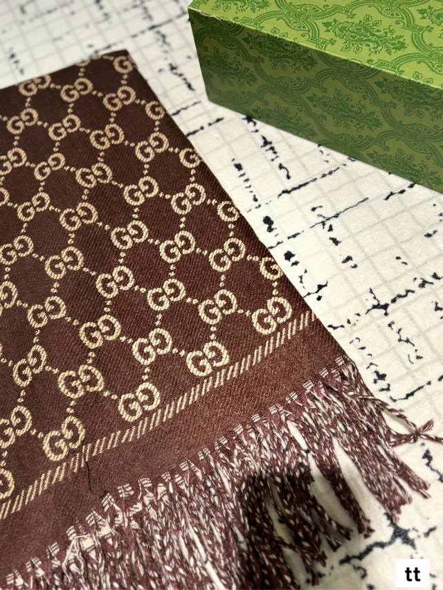 Comes with a gift box The most gentle color scheme of Gucci scarf is a cashmere scarf with a great atmosphere. Don't you want to order such a beautiful scarf now