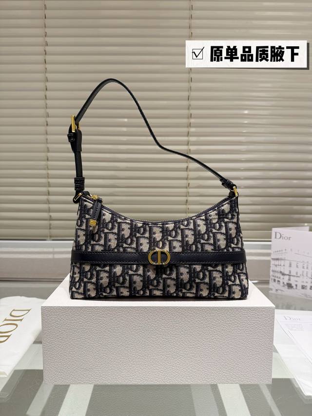 The latest underarm dumpling bag from Dior is a mini shoulder dumpling bag from the early spring collection of 2025, which enriches the Miss Caro series with fashionable and exquisite items. Xing uses black, pink, colored sheepskin and classic: