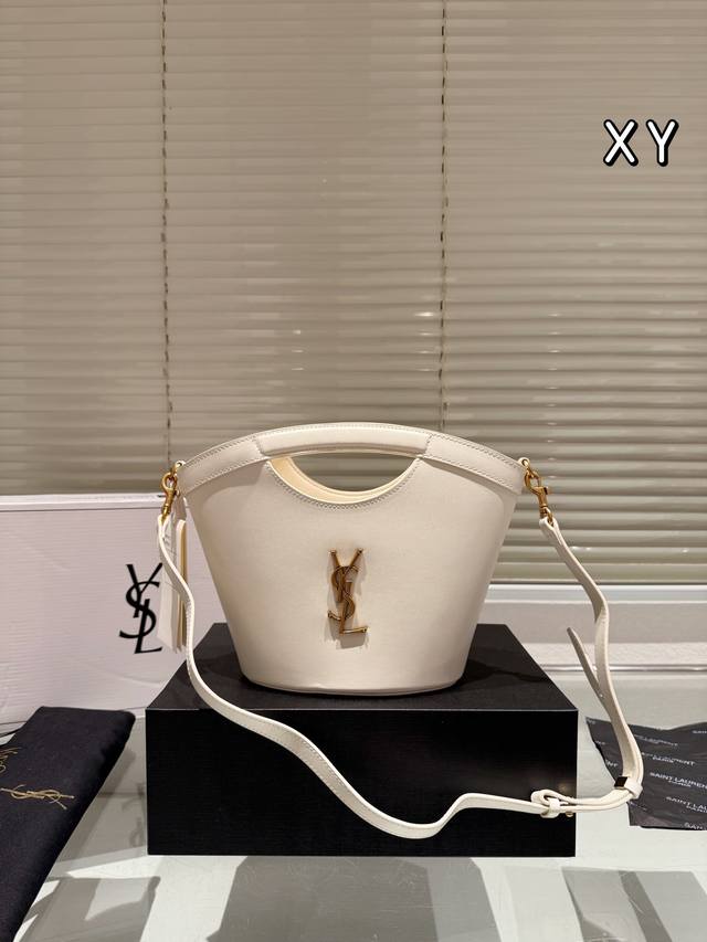 The new Ysl bucket bag in cowhide version is being asked by everyone about this # Rose new favorite. The soft and shiny calf leather material has a smooth touch, a bright and glossy appearance, and can perfectly reflect light. There are multiple ways