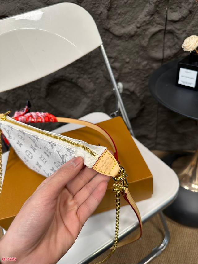 Paired with a folding box Lv Louis Vuitton and a silk scarf, this is a vintage mahjong bag under the armpit. It is exquisitely crafted and has an elegant shape that balances beauty and capacity. It is truly beautiful and durable, and can be carried f