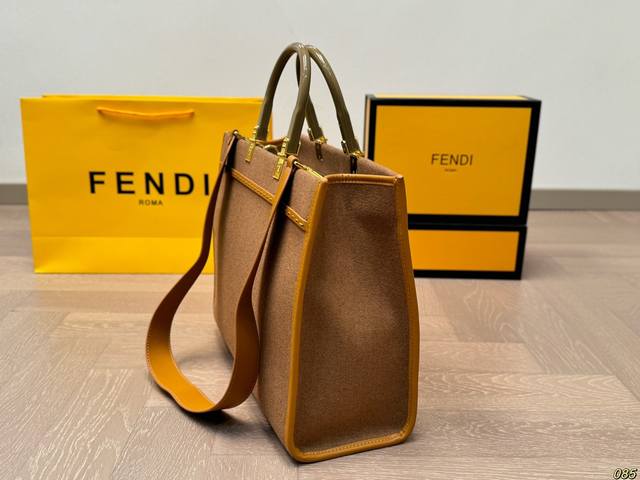 The large Fendi tote bag has excellent appearance and capacity, but it is both trendy and cool. It is a must-have for fashionable girls and suitable for daily commuting. The size of the large Fendi tote bag is 35 30: