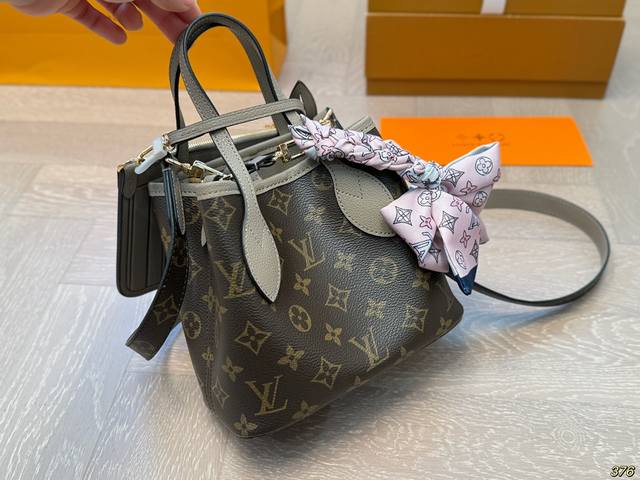 The new Lvneverfull shopping bag features a classic design with a double-sided detachable zipper bag that can be used separately or hung externally. Exquisite details are added to the dazzling metal parts. Size 19 16: