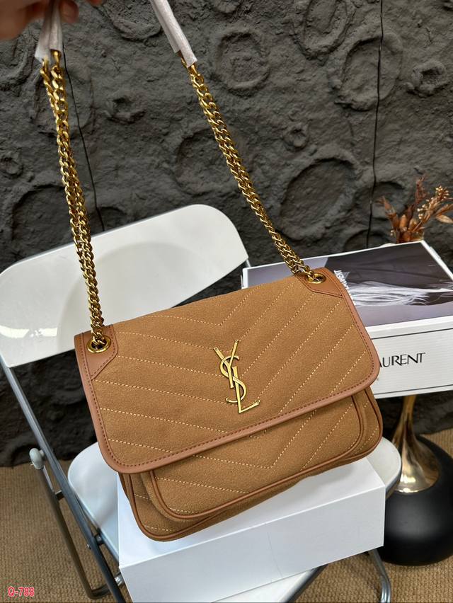 The full set of packaging for duty-free shops measures 25.20cm in size. Ysl messenger bag is made of frosted leather, which is highly popular this year. The Saint Laurent flip messenger bag is recommended for self preservation. The YSL Niki counter h